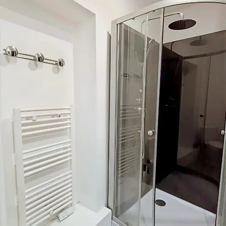 14 Au 3eme Etage, Un Superbe T2 Bis D'environ 60m2, Climatise Et Entierement Equipe Avec Terrasse Privee, Dans Un Immeuble Authentique Du 18 Eme Siecle