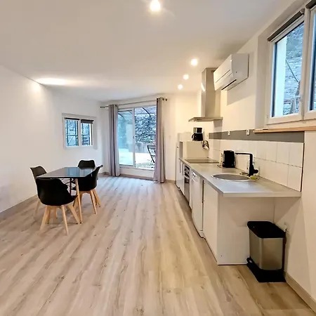 14 Au 3eme Etage, Un Superbe T2 Bis D'environ 60m2, Climatise Et Entierement Equipe Avec Terrasse Privee, Dans Un Immeuble Authentique Du 18 Eme Siecle