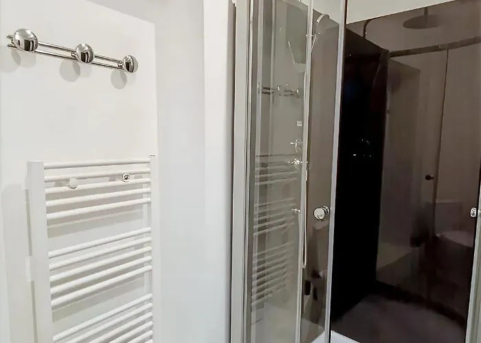 14 Au 3ème étage, Un Superbe T2 Bis D'environ 60m2, Climatisé Et Entièrement équipé Avec Terrasse Privée, Dans Un Immeuble Authentique Du 18 ème Siècle