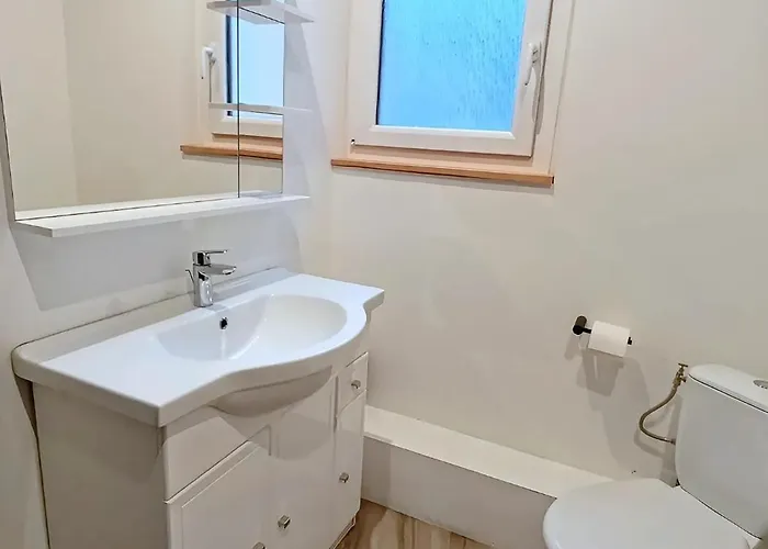 14 Au 3ème étage, Un Superbe T2 Bis D'environ 60m2, Climatisé Et Entièrement équipé Avec Terrasse Privée, Dans Un Immeuble Authentique Du 18 ème Siècle *