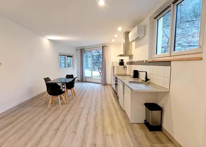14 Au 3ème étage, Un Superbe T2 Bis D'environ 60m2, Climatisé Et Entièrement équipé Avec Terrasse Privée, Dans Un Immeuble Authentique Du 18 ème Siècle